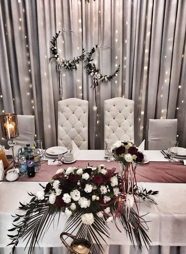 Ile kosztuje dekoracja sali weselnej? Usługi florystyczne Wedding Planner