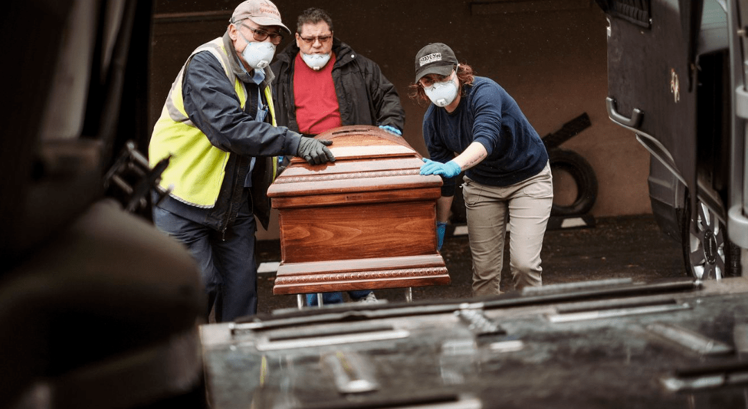 How do funeral directors in Auckland support grieving families?