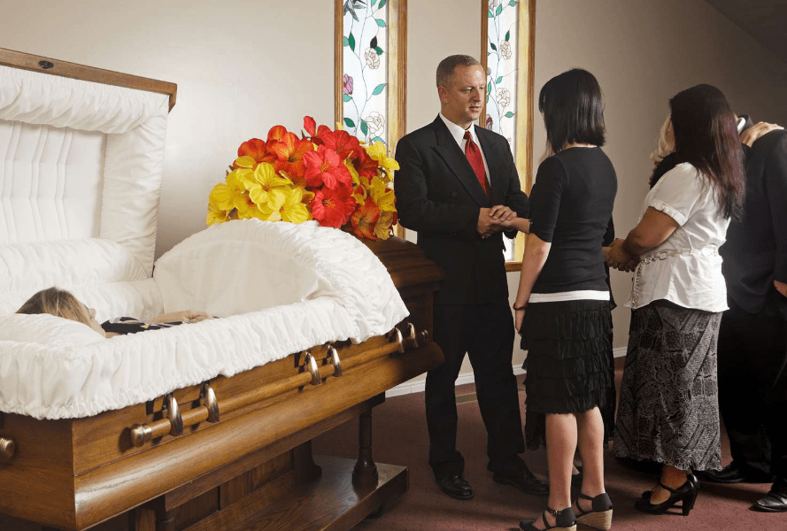 How do funeral directors in Auckland support grieving families?