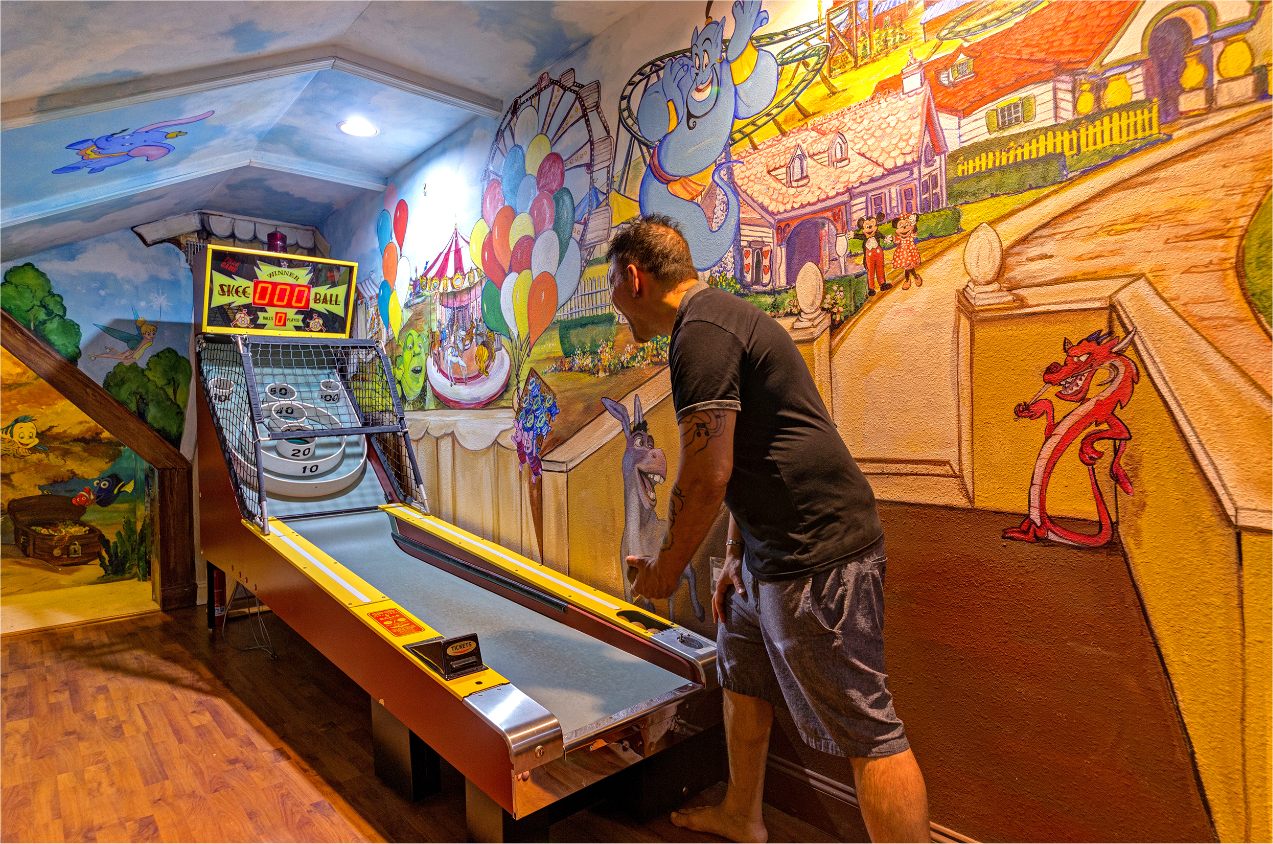 luxury vacation home rental w/ skeeball game