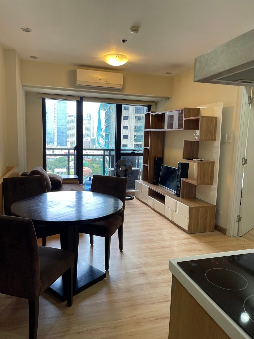 FOR SALE Furnished 1BR unit in Knightsbridge Residences Everbright