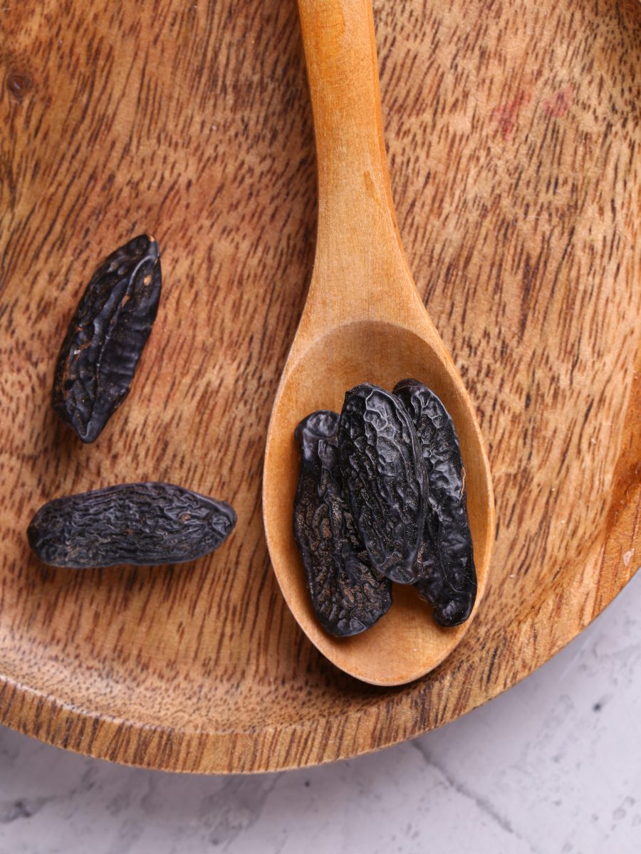 What Does Tonka Bean Smell Like + 5 Best Perfumes To Try Everfumed