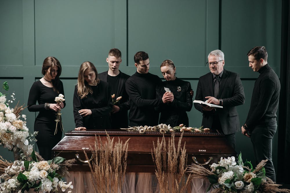 The 6 Important Guidelines about Basic Funeral Etiquette Evergreen(04)
