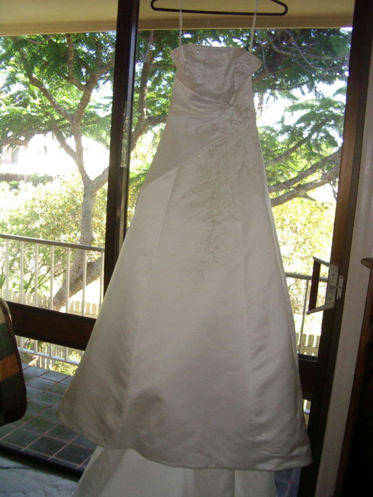Beautiful Beaded Wedding Dress Never Worn!! Second Hand Wedding