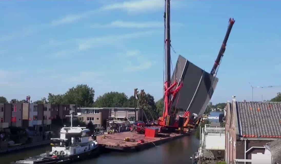 Dutch Cranes Collapse Onto Homes
