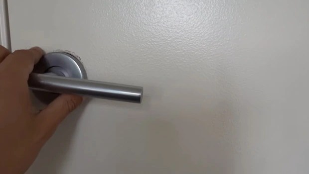 How to Remove Door Latch Stuck : 9 Methods [DIY]