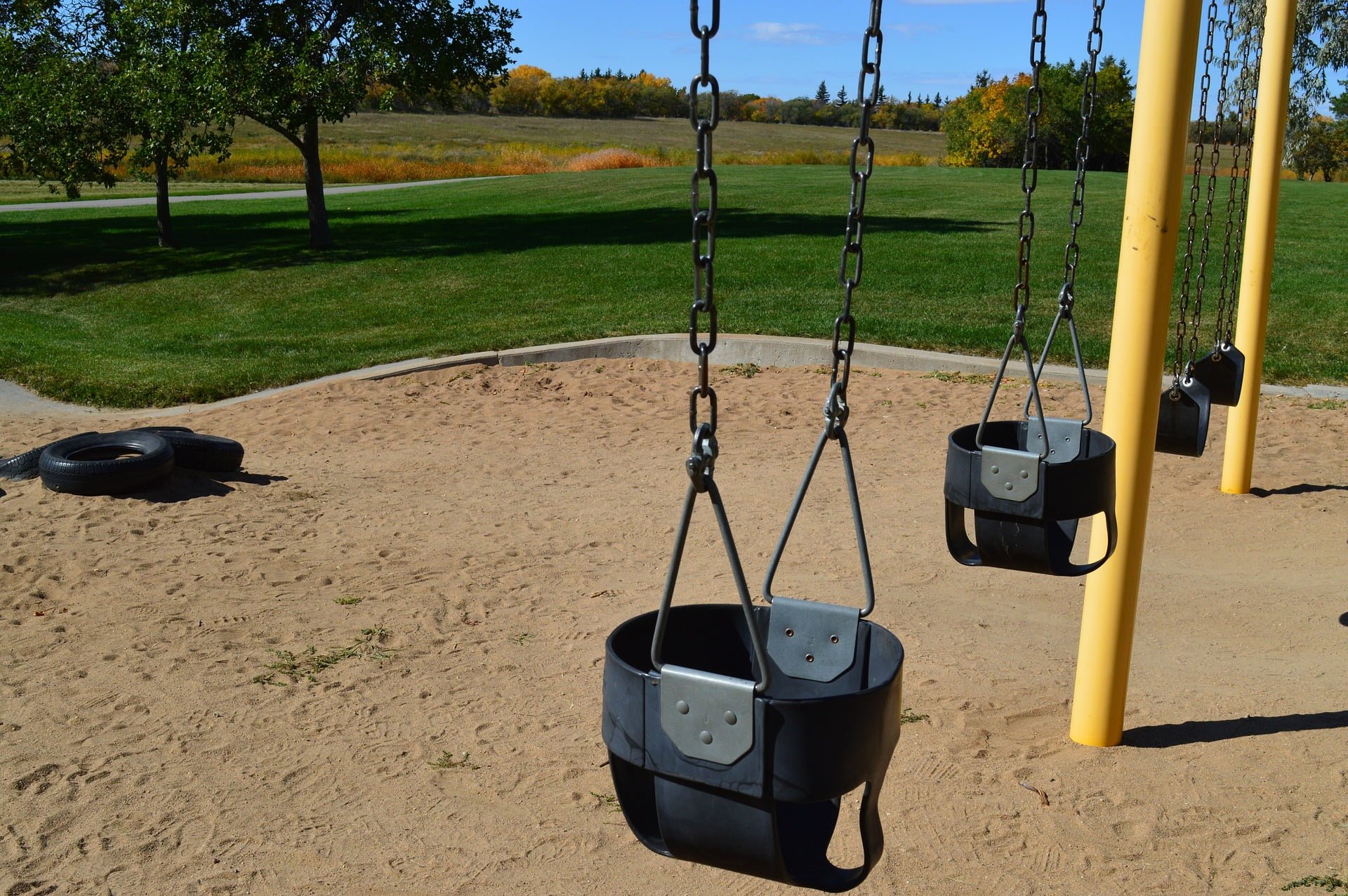 The Many Health Benefits of Kids with a Swing Set