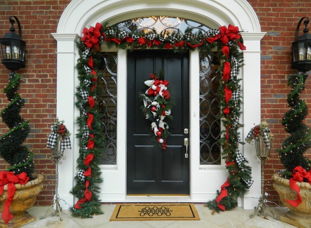Hanging Your Outdoor Christmas Garland The Ultimate Guide