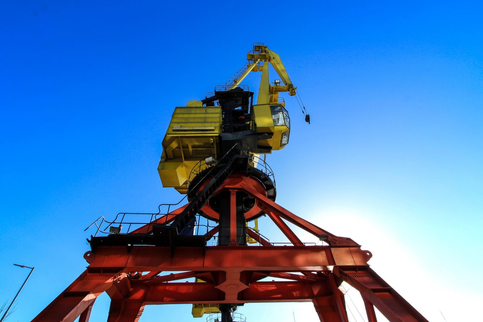 Mobile Cranes vs. Tower Cranes What Are the Differences?