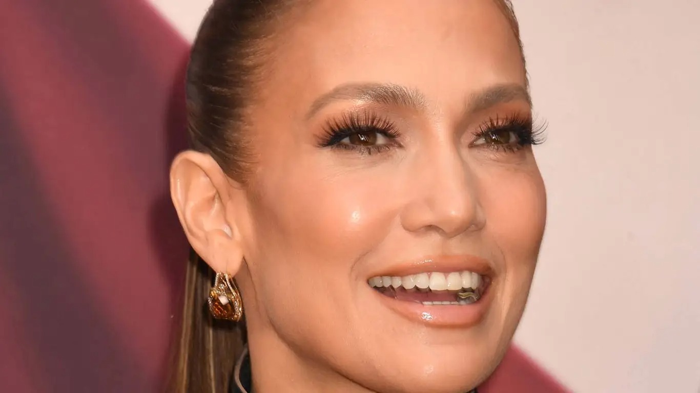 "Completely Bared Her Breast": Jennifer Lopez In a Provocative Green