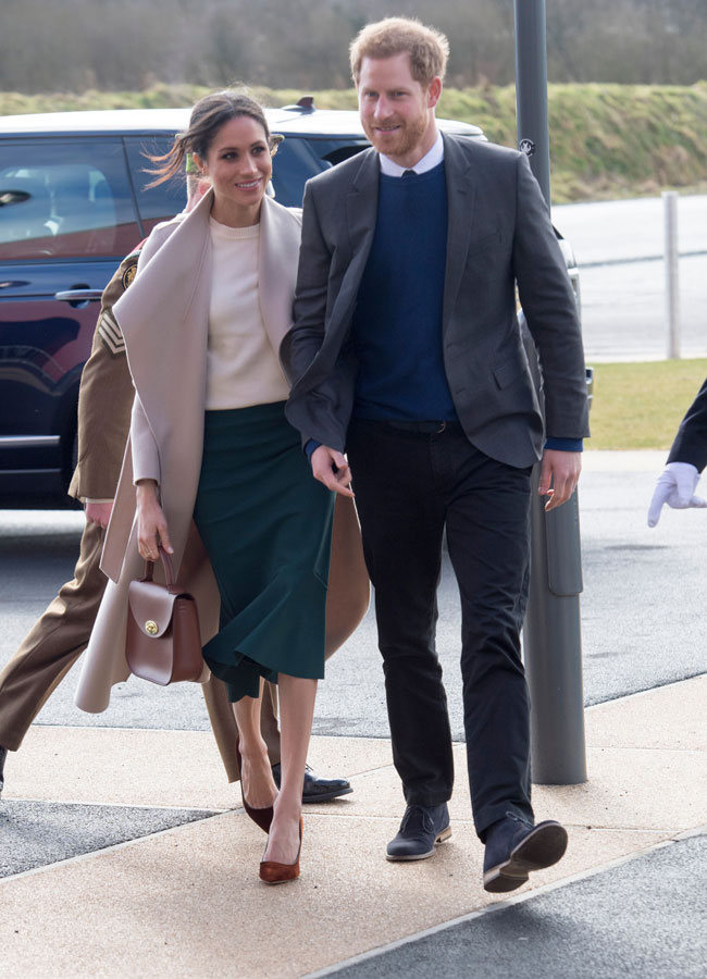 This Is The Reason Why The Royals ALWAYS Carry Clutches