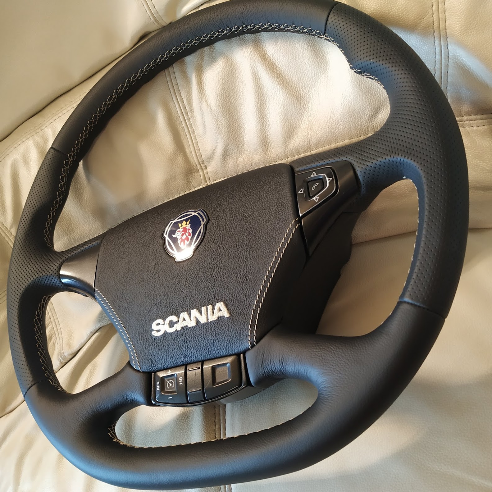 STEERING WHEEL For SCANIA R FLAT CUSTOM NEW LEATHER BLACK SILVER