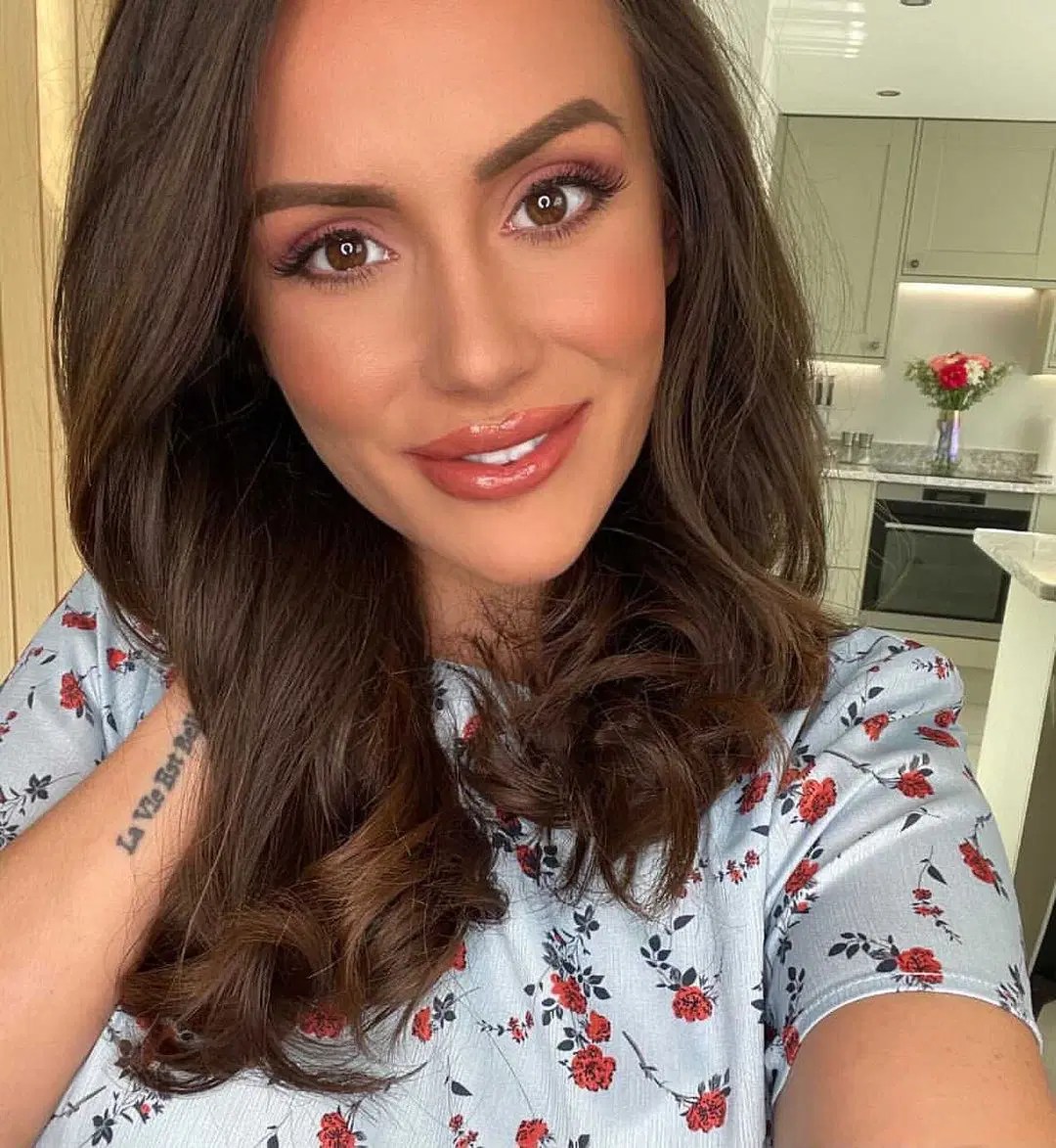 Charlie Rose ging van politieagente naar enorm sexy model!