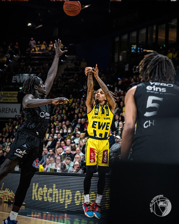 EWE Baskets Oldenburg News Russell 2025 Spielmacher verlängert
