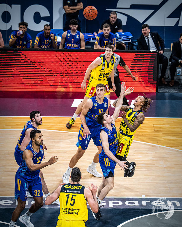 EWE Baskets Oldenburg News Russell 2025 Spielmacher verlängert