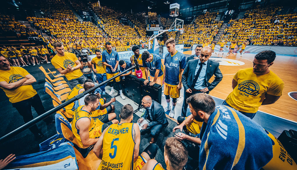 EWE Baskets Oldenburg Fans Bildergalerie Alle in Gelb!