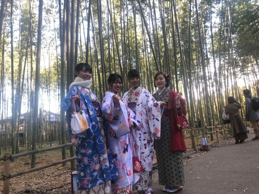 京都旅行で学生同士で着物レンタル｜梨花和服 嵐山店
