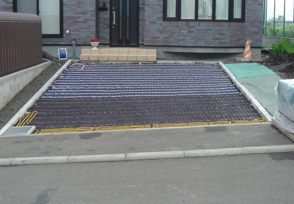 インターロッキングとガレージ設置工事の事例を紹介します。 外構のエクセル