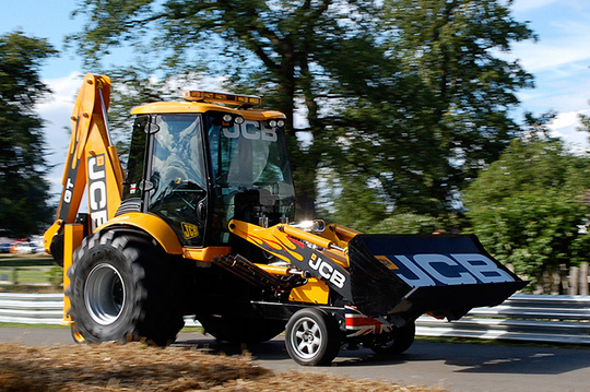 В Америке соревнуются в скорости не на болидах, а на экскаваторе JCB