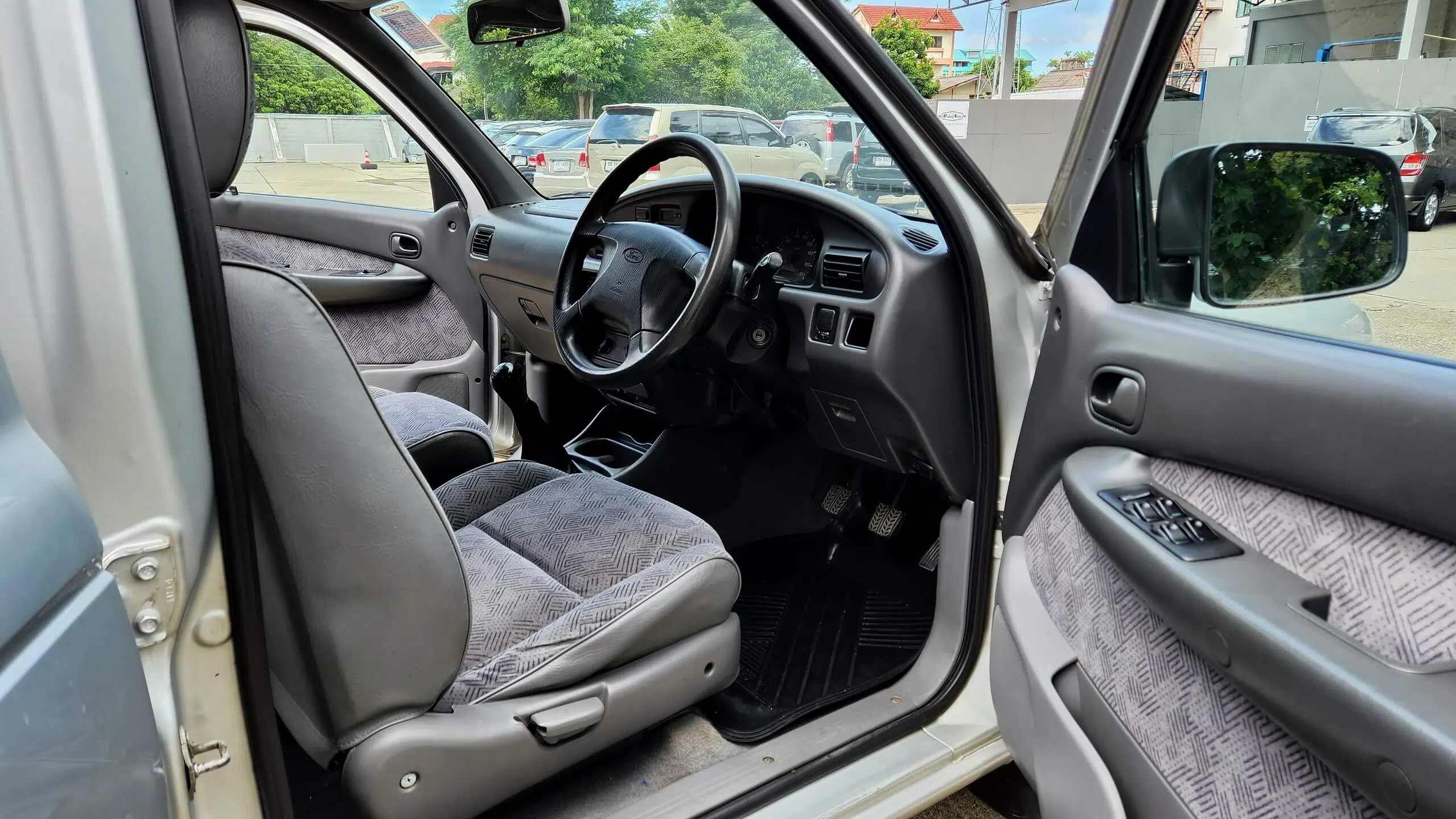 2001(MY 01) Ford Ranger 2.5 XL M/T Expat Auto Co., Ltd.