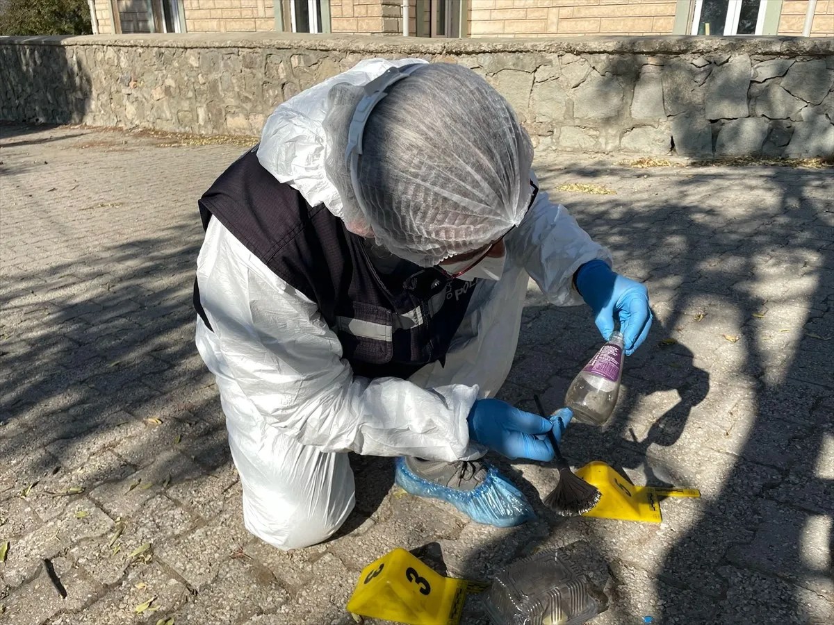 Those Throwing Garbage On The Ground Are Detected By Fingerprints!
