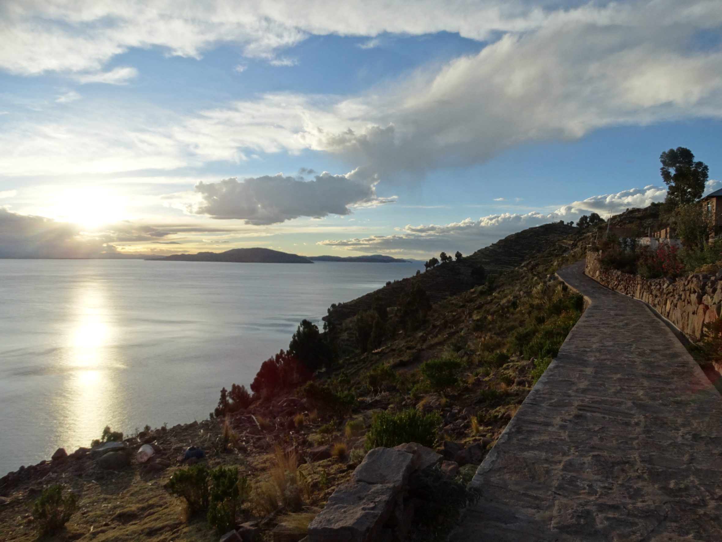 Le lac Titicaca et ses îles étonnantes EXPEDITIONS CORESCO Le lac Titicaca et ses îles étonnantes EXPEDITIONS CORESCO