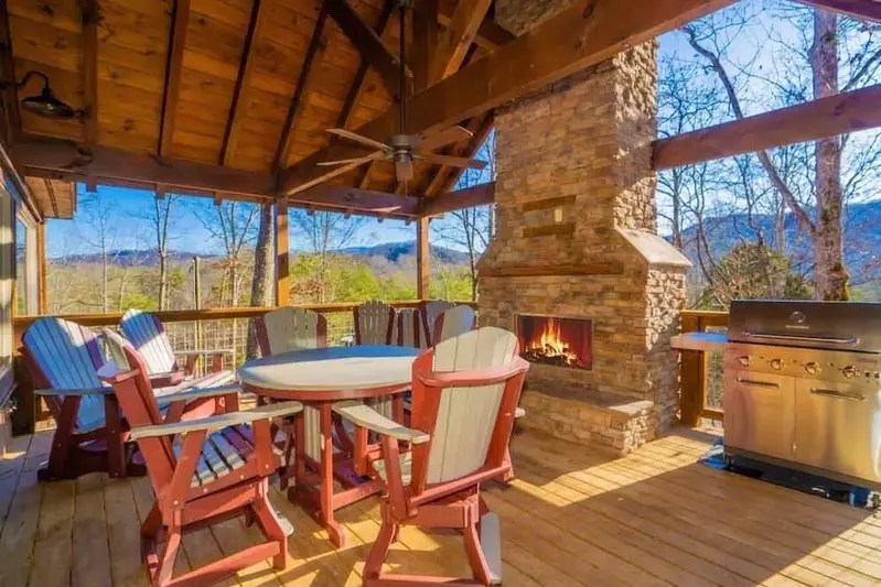 4 Smoky Mountain Towns Where You Can Find Lodging Near Cades Cove