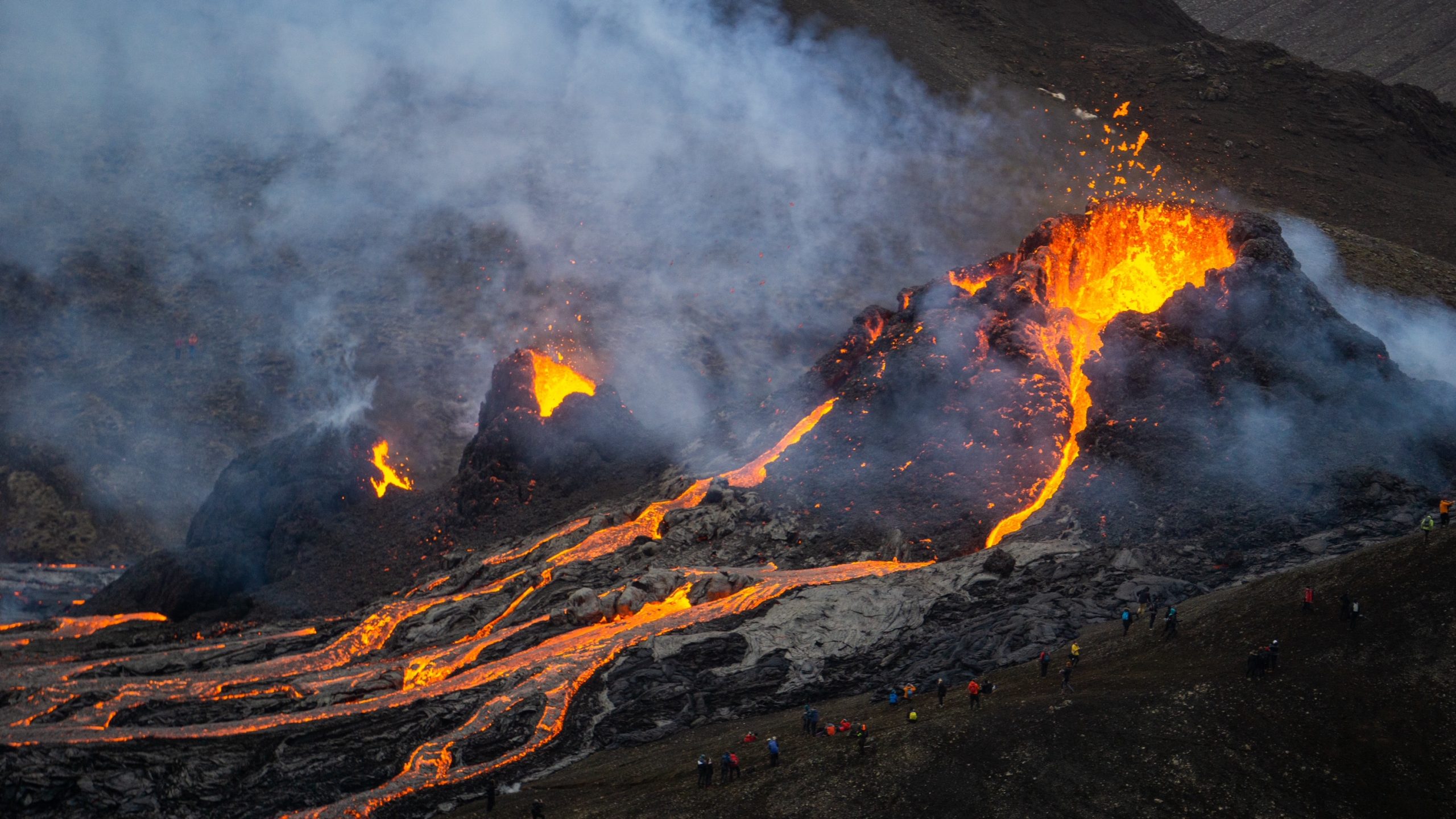 Iceland's Erupting Volcano Rivers of Lava and 30,000 Earthquakes » Explorersweb