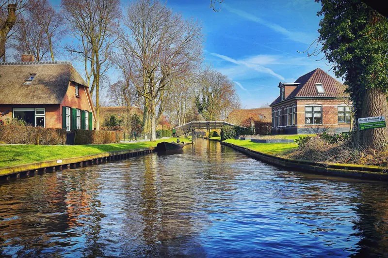 The charming and picturesque little Dutch village Giethoorn Explore
