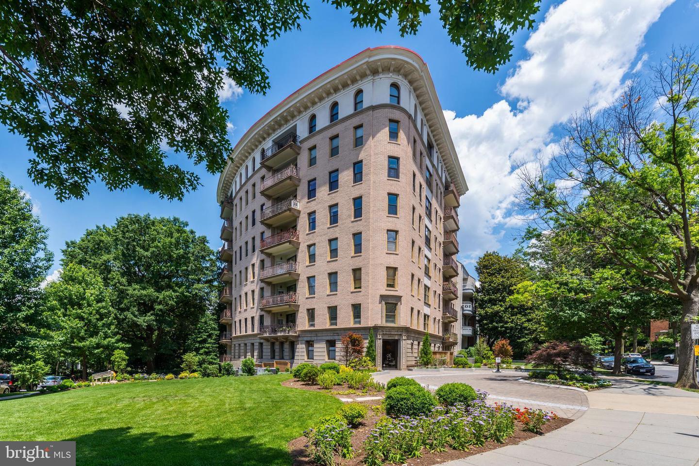Exposed Brick DC Spacious Two Bedroom in Iconic Kalorama Building 3950