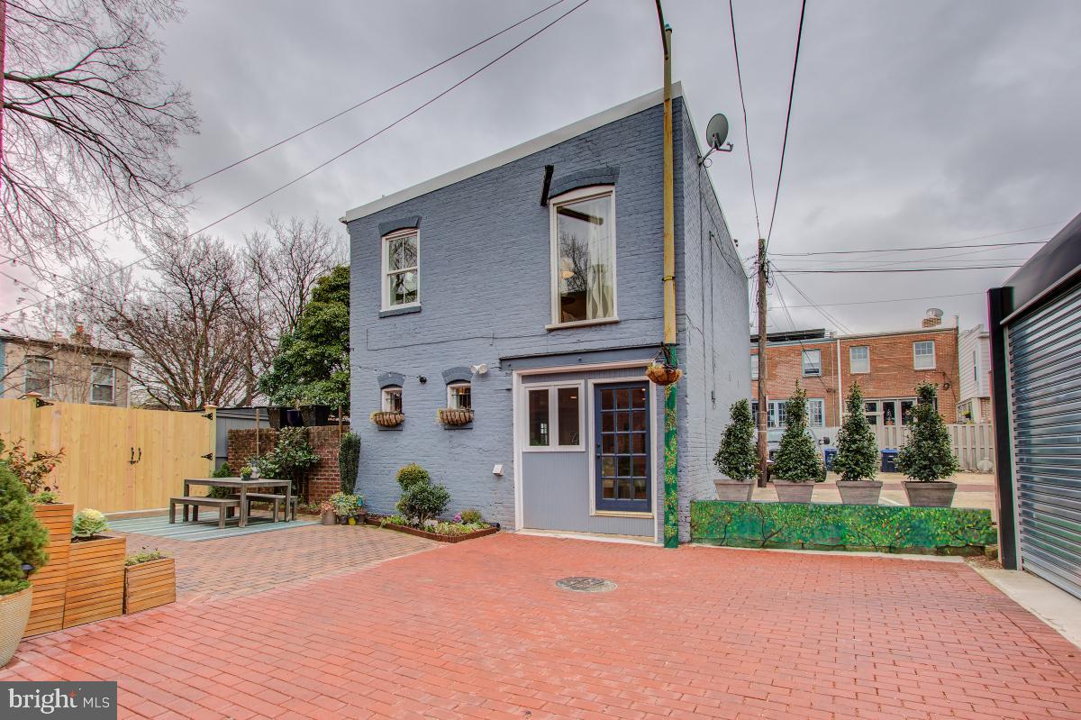 Exposed Brick DC Historic Tiny House Hidden in an Eastern Market