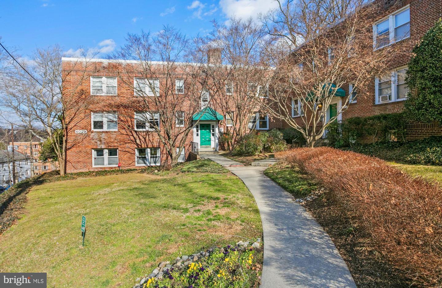 Exposed Brick DC Classic One Bedroom in Glover Park 289,000