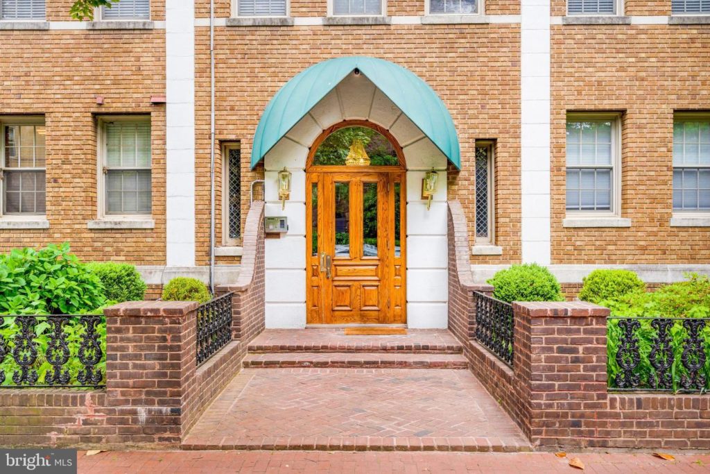 Exposed Brick DC Cheerful Capitol Hill Studio 315,000