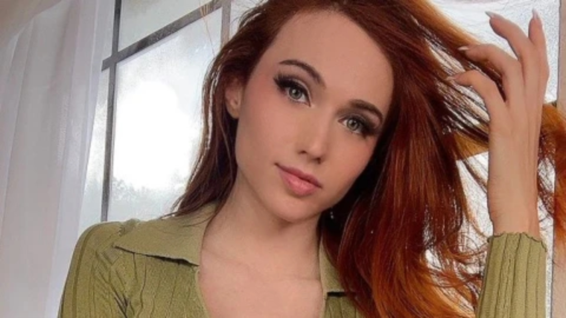 Amouranth Reveals Her Phone Number As Part Of A Contest(05)