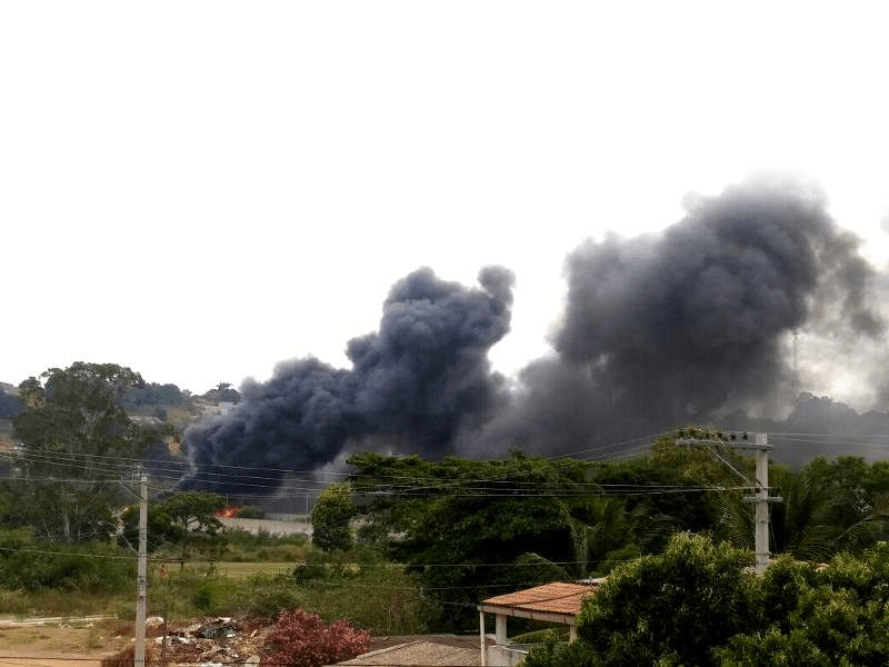 Incêndio atinge pátio do Detran e destrói mais de 240 carros em