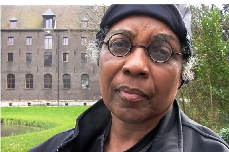 Born 24 april 1947) is a roemer was born in paramaribo and attended the city's kweekschool, a teaching college, where in. Poesia den spòtlait | èxtra