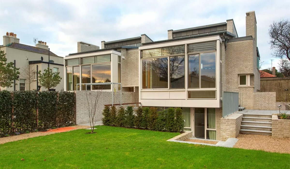 Highend fourbedroom mews for rent in gated Blackrock estate Extra.ie