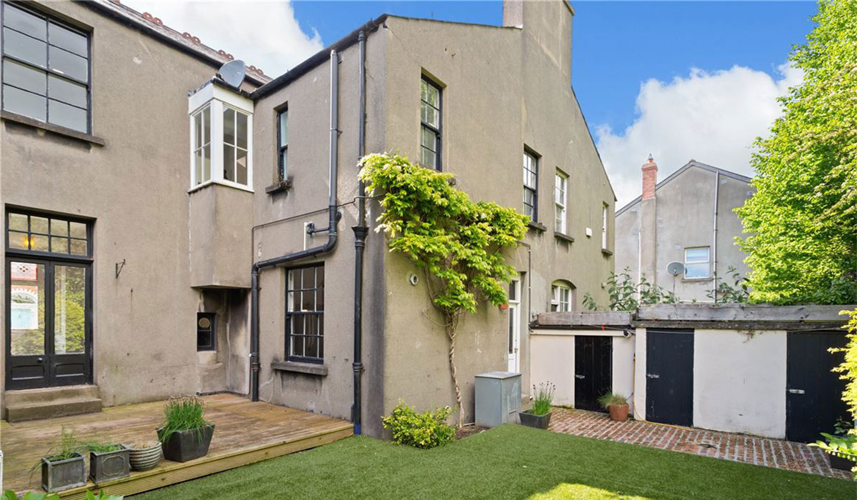 Highend Tudor revival terrace provides luxury living in great location