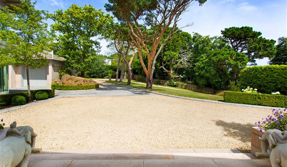 Killiney SevenBedroom Residence Combines Nature And Modern Comforts