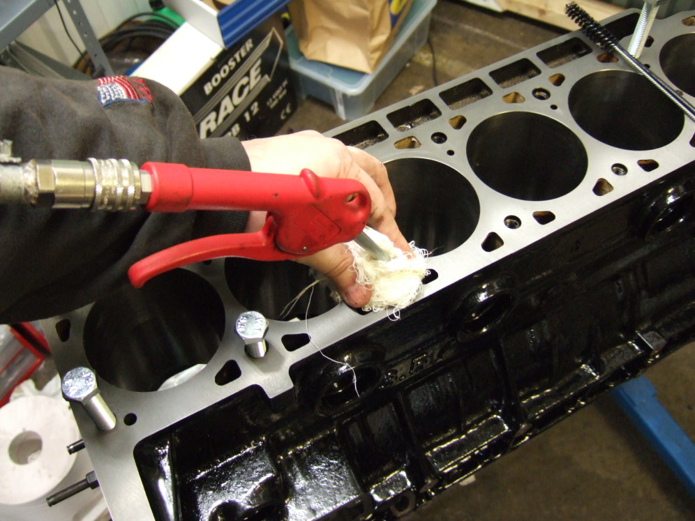 Picture 9 Careful cleaning of the cylinder head bolt holes is a MUST!