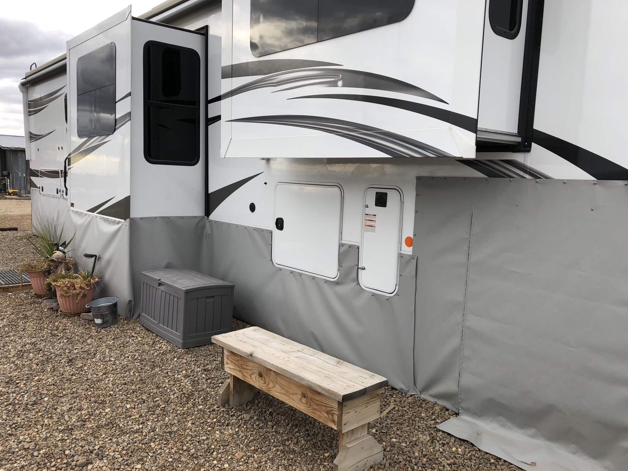 RV Skirting Review Image EZ Snap®