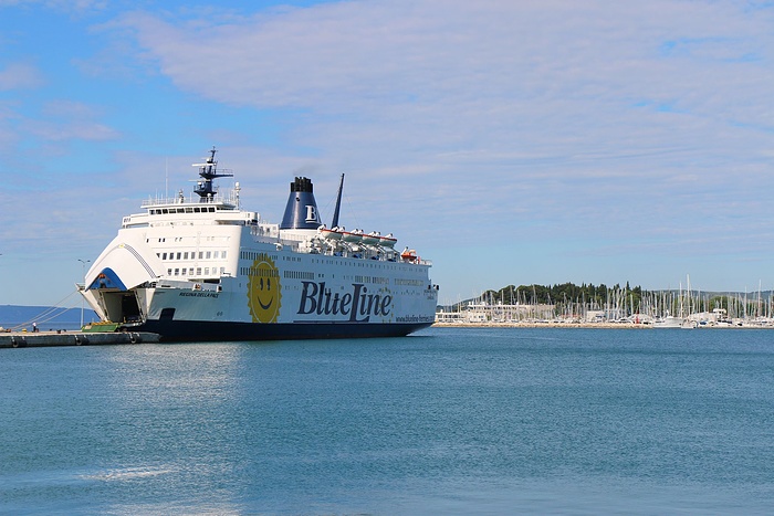Eine grosse Fähre im Hafen von Split. Das Schiff...
