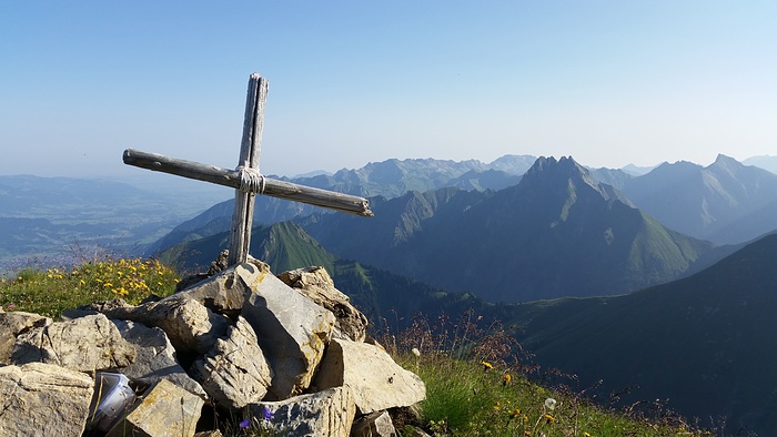 einfaches kleines Kreuz mit großer Aussicht Fotos