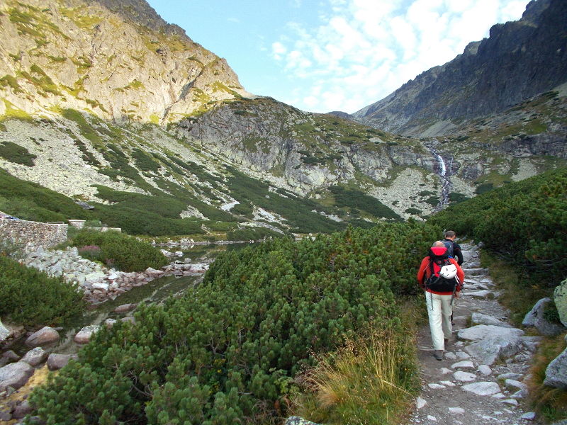 Zuerst geht's auf einem guten Wanderweg (T2) am See,...