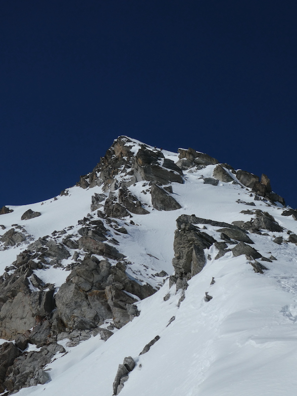 steiler Aufstieg mit Steigeisen und aufgebundenen Ski...