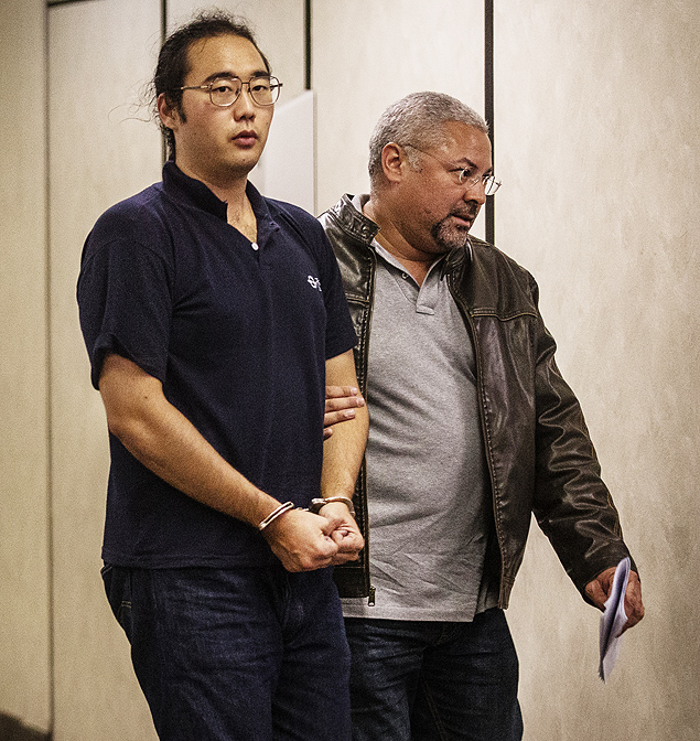 O estudante Fabio Hideki Harano é preso após participar do ato anti-Copa em SP