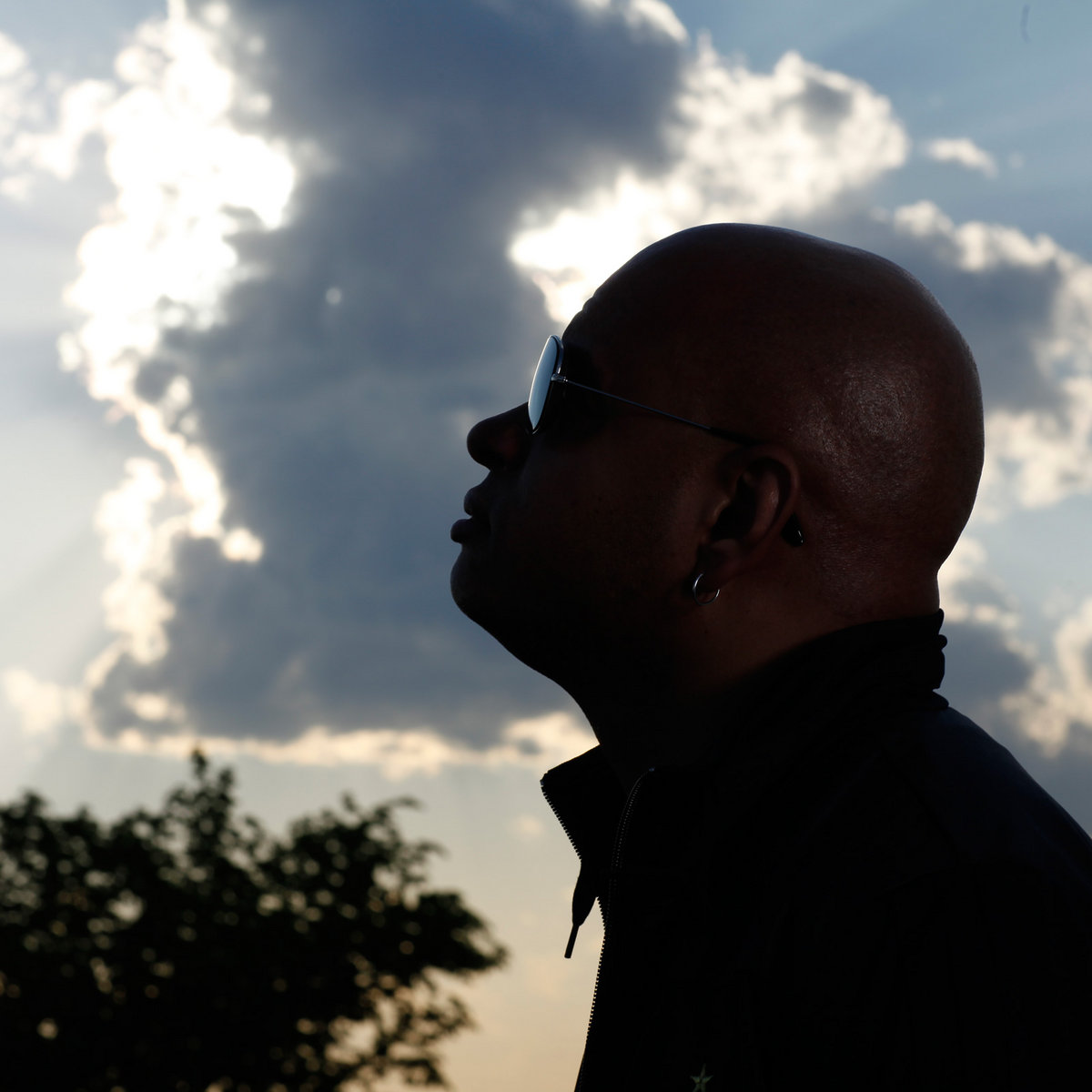 DJ Vivona ft Lizwi Music Is The Hugger (Original Mix) DJ Vivona ft