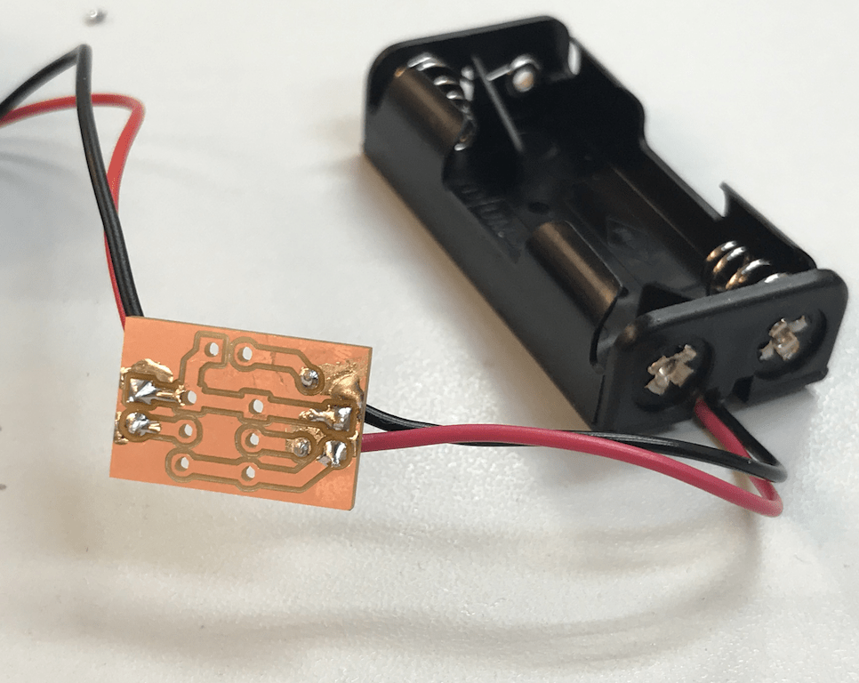 電子基板に 電池ボックス をはんだ付けします。