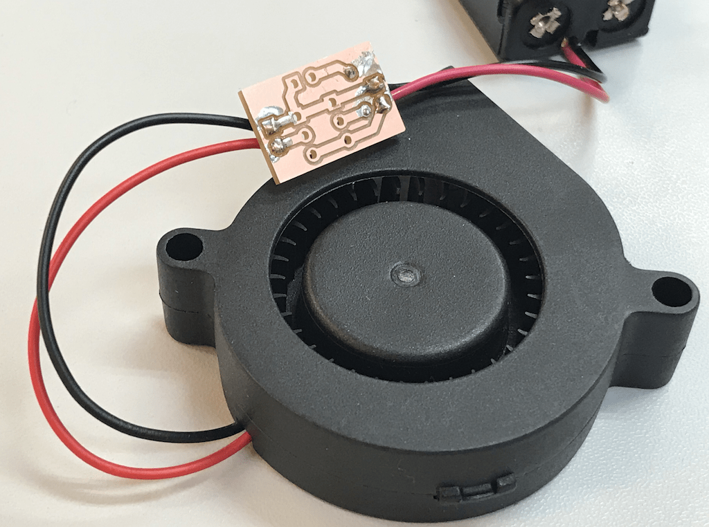 リード線を80mmで切って、図の位置にはんだ付けします。