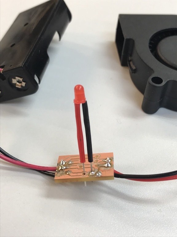 予め付けられたはんだ付けの位置の印まで足を出した高さではんだ付けします。